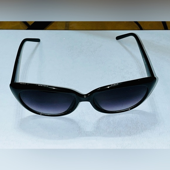 Vince Camuto Black Oversized Sunglasses - Picture 7 of 10